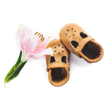 Load image into Gallery viewer, T-Strap Shoe in Camel tan