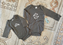 Load image into Gallery viewer, Orca Organic Long Sleeve Bodysuit - Gray